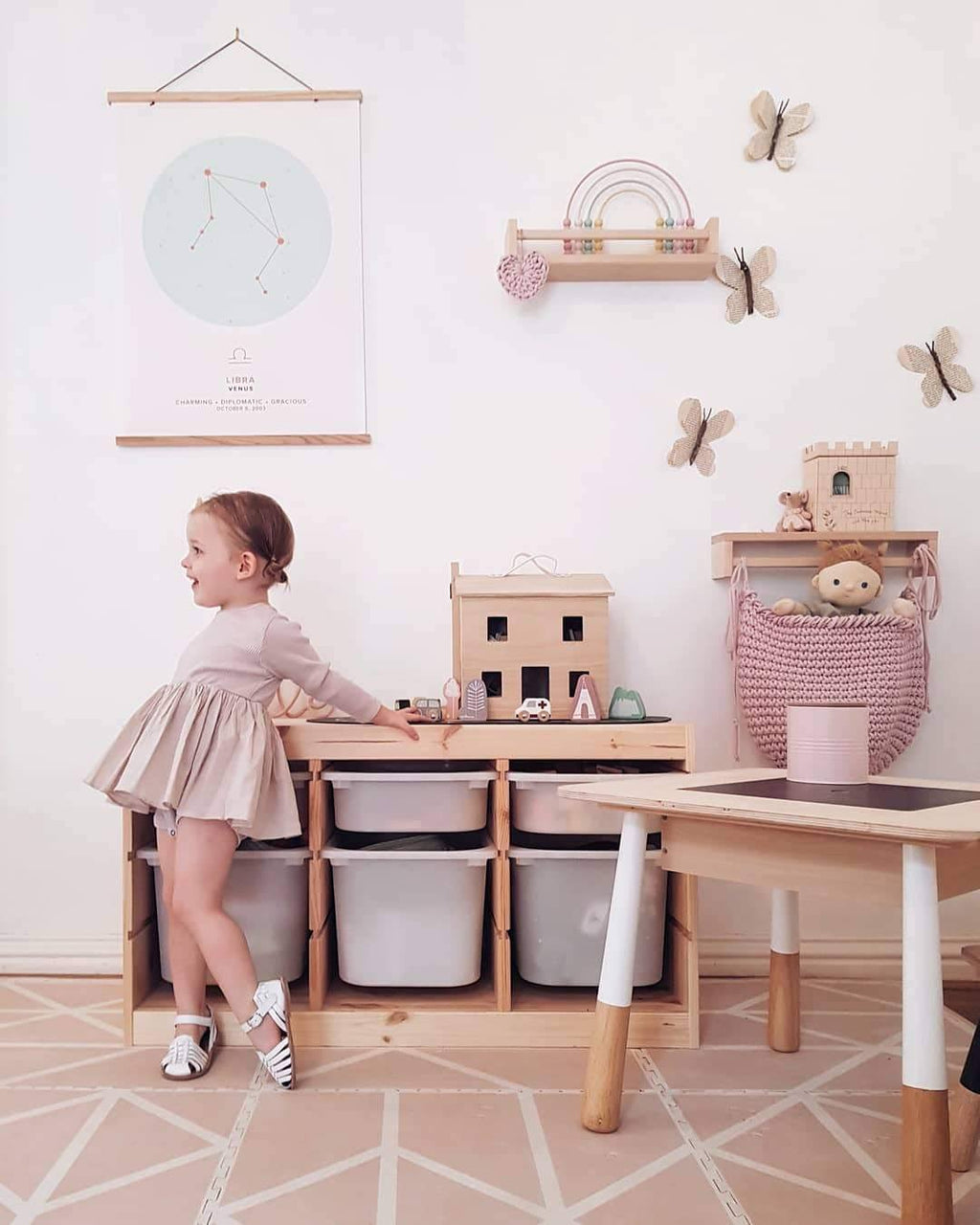 Forest Table R437729